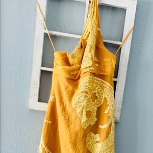 Elegant  and dainty one shoulder dress.